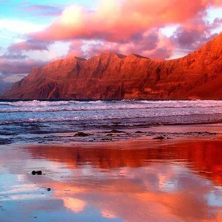 Sleeps 2 Wifi Holiday home Famara