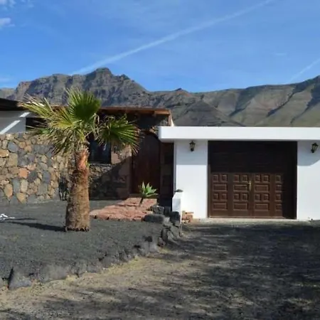 Sleeps 2 Wifi * Famara
