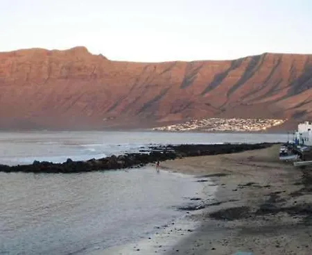 Sleeps 2 Wifi Holiday home Famara